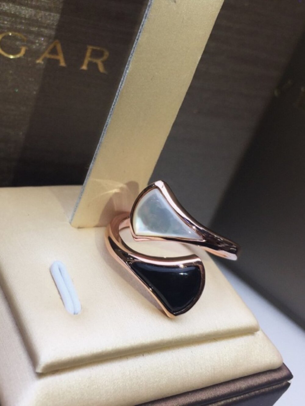 Bulgari Black Onyx and White Mother-of-Pearl Misaligned Fan-Shaped Ring - Picture 6 of 9
